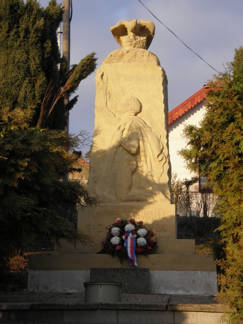 pomník padlým v Hradčanech